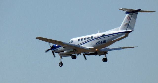 Beechcraft Super King Air 200 (N924JB) - On short final is this 1978 Beechcraft Super King Air 200 from the Winter of 2022.