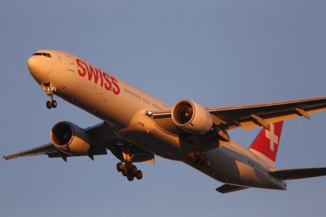 BOEING 777-300ER (HB-JNE)
