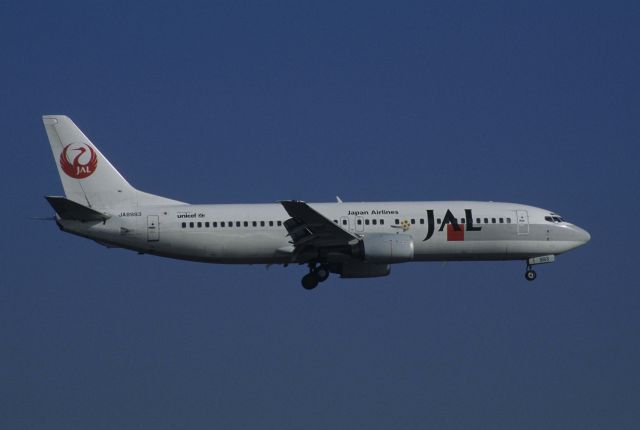 BOEING 737-400 (JA8993) - Final Approach to Tokyo-Haneda Intl Airport Rwy22 on 1998/09/16