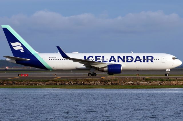 BOEING 767-300 (TF-ISN)