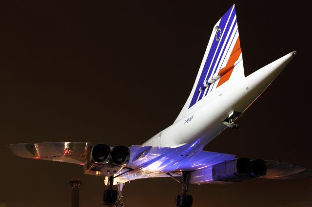 Aerospatiale Concorde (F-BVFF) - Seen by night, the poplar road.