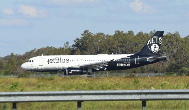 Airbus A320 (N633JB) - 10/08/22 landing on Rwy 35R