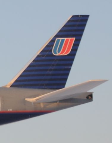 BOEING 777-200LR (N786UA)