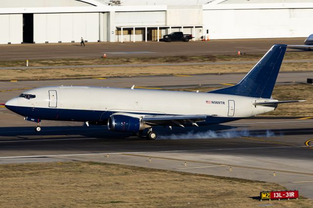 BOEING 737-300 (N569TR)