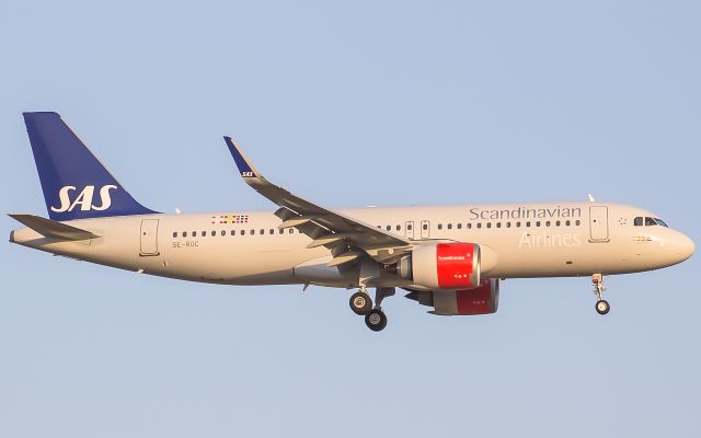 Airbus A320 (SE-ROC)