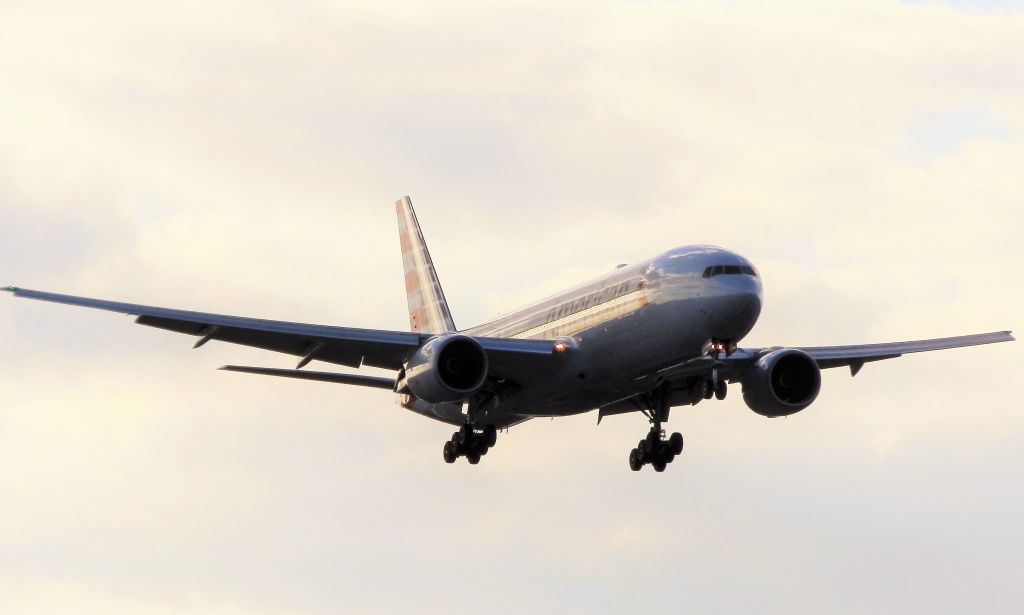 Boeing 777-200 (N779AN)