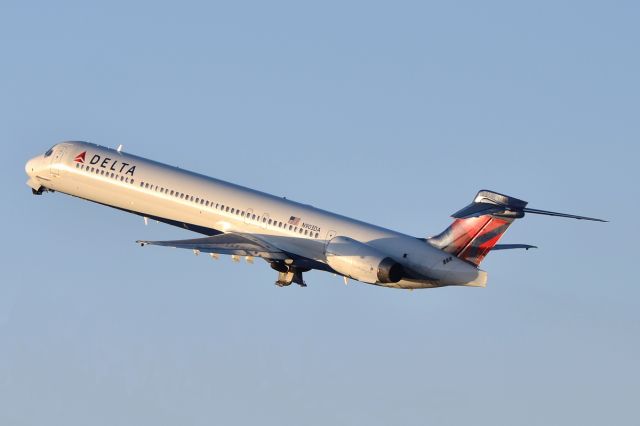 McDonnell Douglas MD-90 (N903DA) - 17 March 2011