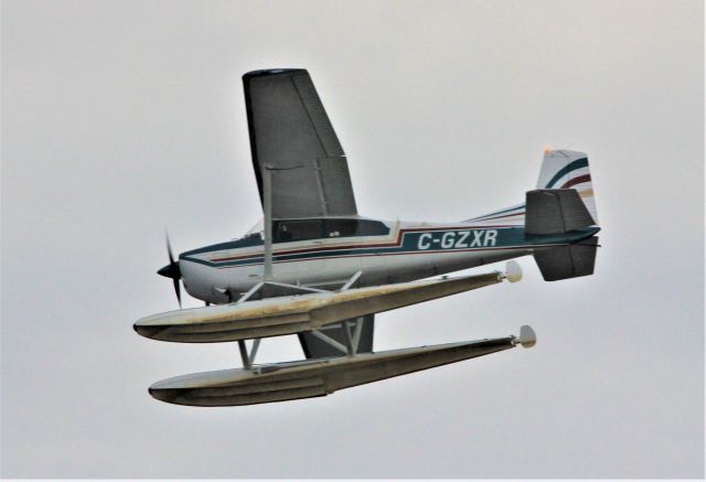 C-GZXR — - C-GZXR CESSNA SKYWAGON 180-K survolant le fleuve St-Laurent à Lavaltrie QC. le 10-10-2021 à 16:46