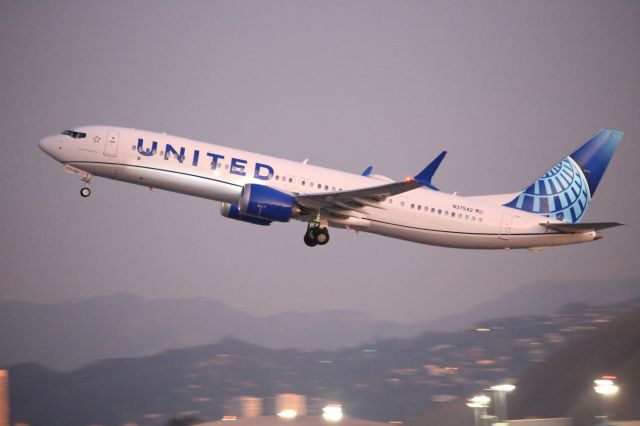 Boeing 737 MAX 9 (N37542)