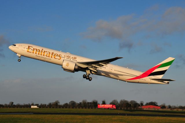 BOEING 777-300 (A6-EGX)