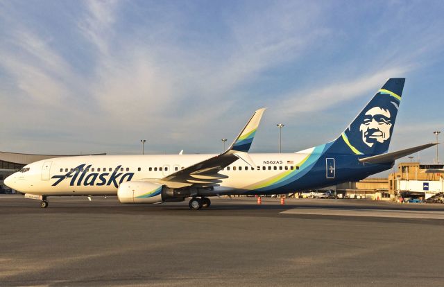 Boeing 737-800 (N562AS) - Close up of the new colors and Split Scimitar Winglets in the late afternoon sun