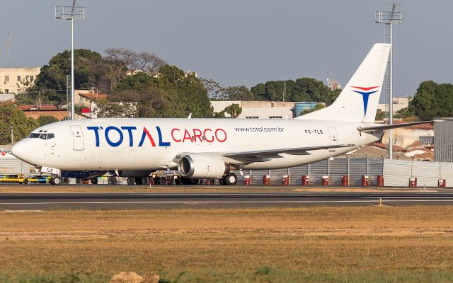 BOEING 737-400 (PS-TLB)