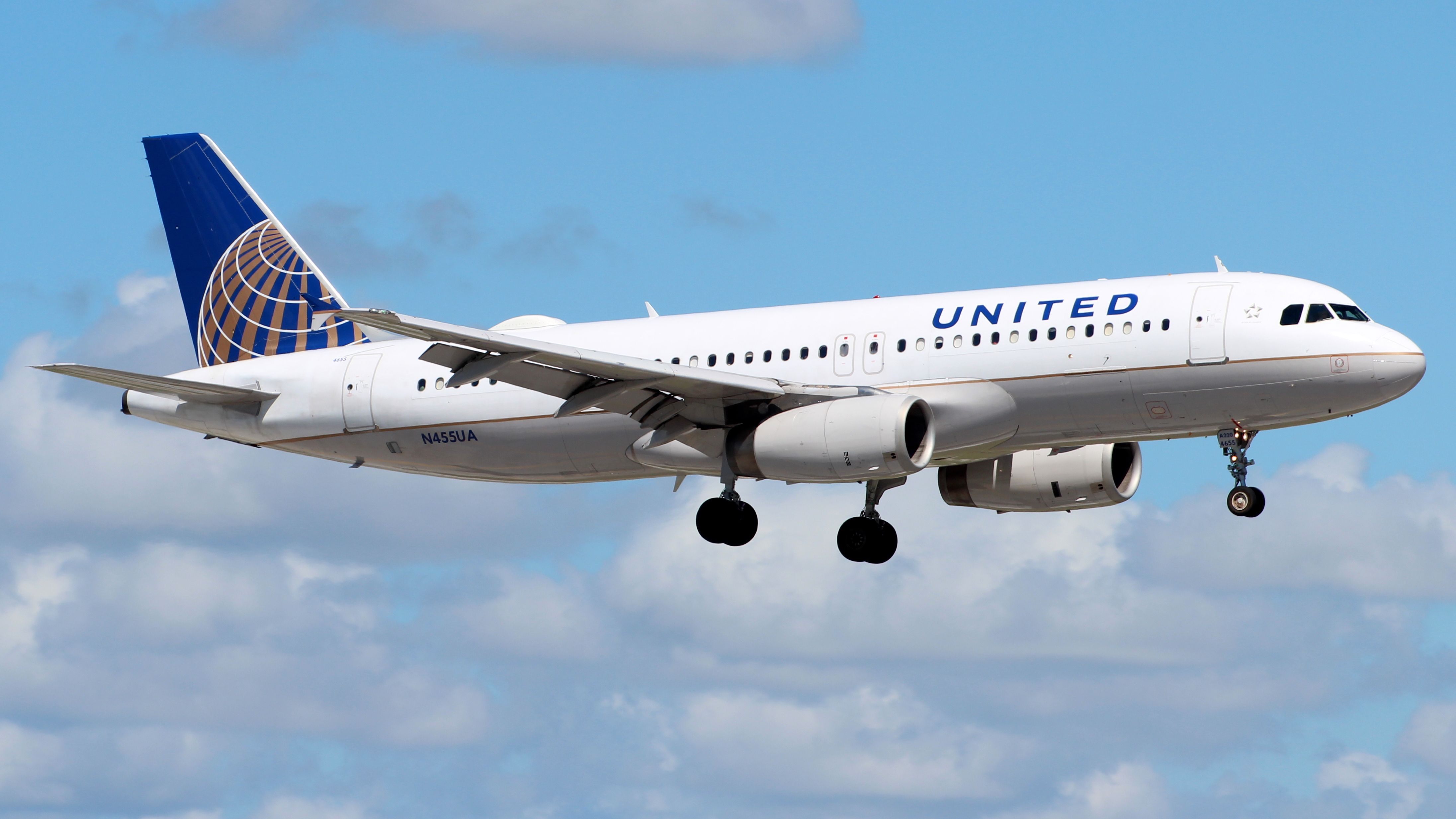 Airbus A320 (N455UA) - 06.10.2013 Landing at Fort Lauderdale International