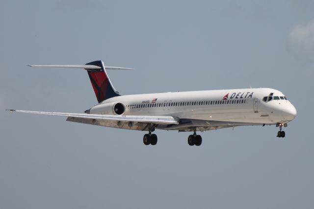 McDonnell Douglas MD-88 (N949DL) - Delta Flight 1725 (N949DL) arrives at Sarasota-Bradenton International Airport following flight from Hartsfield-Jackson Atlanta International Airport