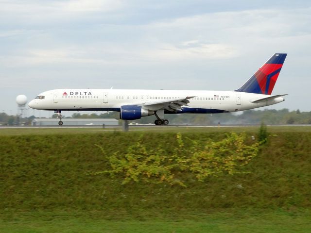 Boeing 757-200 (N661DN)