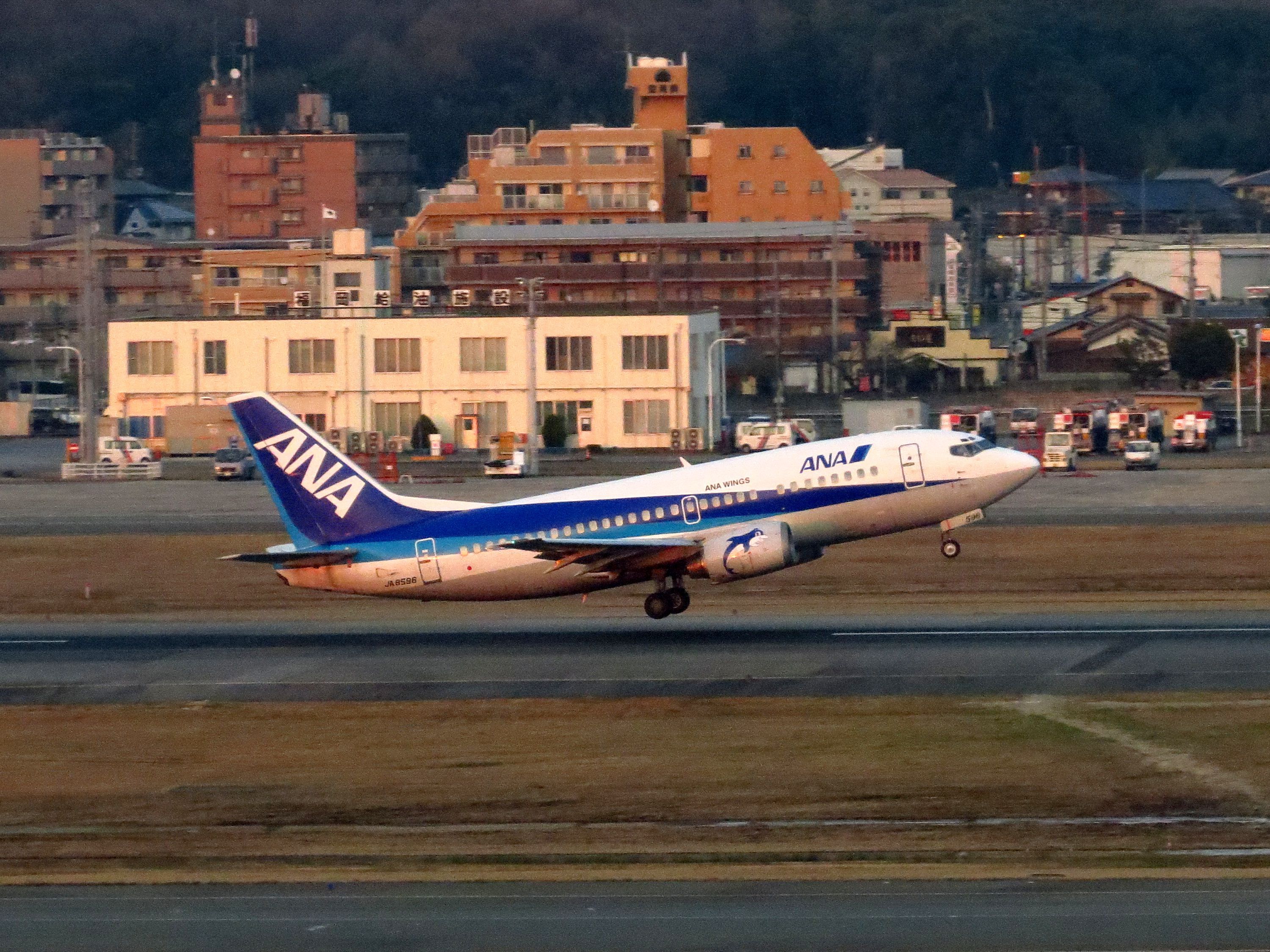 Boeing 737-500 (JA8596)