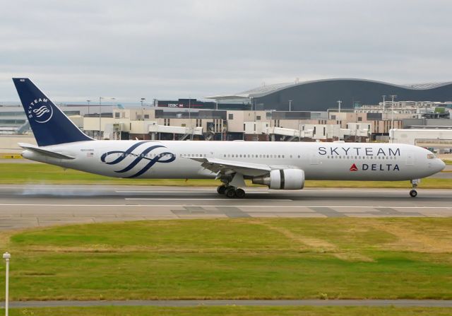 BOEING 767-400 (N844MH)