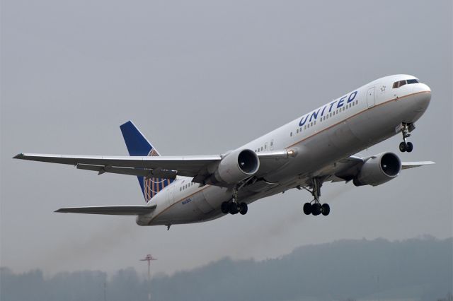 BOEING 767-300 (N663UA)