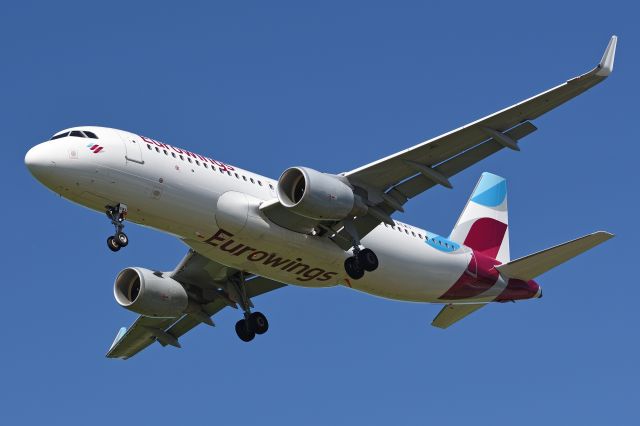 Airbus A320 (D-AEWV)