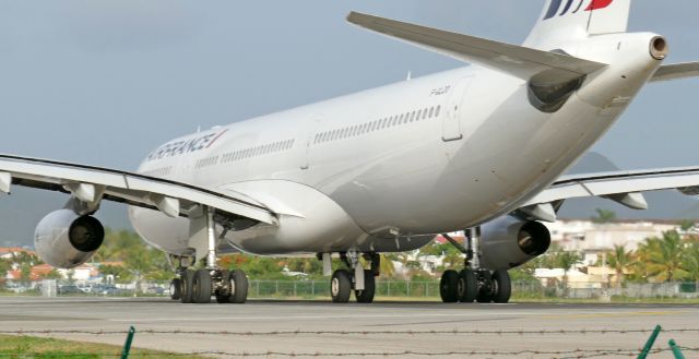 Airbus A340-300 (F-GLZO)