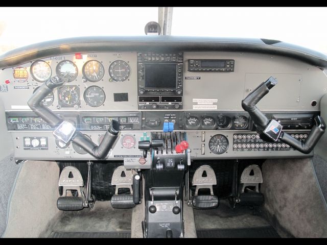 Piper Seneca (N2930Y) - Cockpit pf a Piper Seneca I.