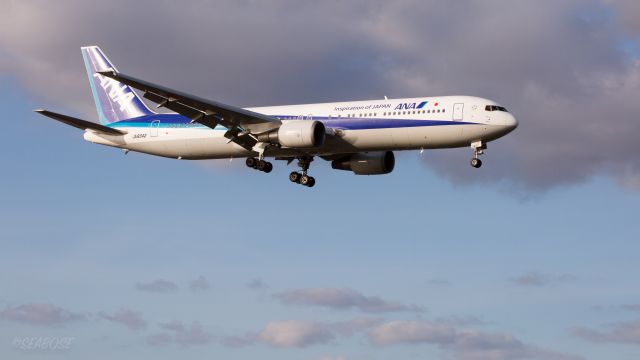 BOEING 767-300 (JA8342) - ANA / Boeing 767-381br /November.07.2015 Hakodate Airport [HKD/RJCH] JAPAN