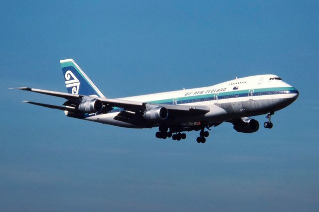 ZK-NZX — - AIR NEW ZEALAND BOEING 747-219B - REG : ZK-NZX (CN 22724/528) - KINGSFORD SMITH SYDNEY NSW. AUSTRALIA - YSSY 27/6/1988 35MM SLIDE CONVERSION USING A LIGHTBOX AND A NIKON L810 DIGITAL CAMERA IN THE MACRO MODE.