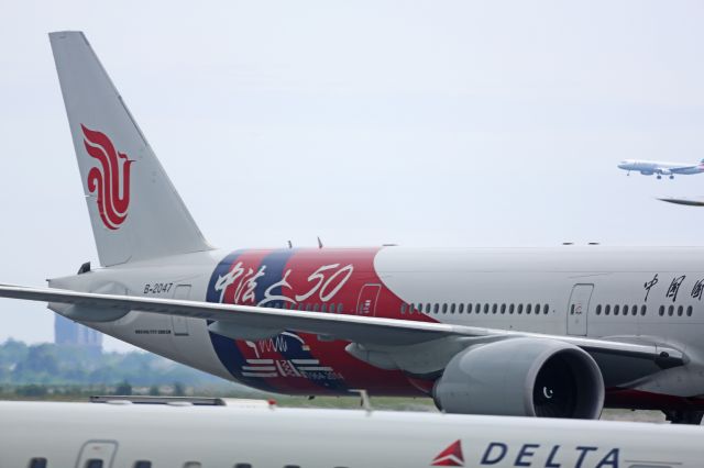 — — - B 777 d air china avec livree speciale 50 ans relation France - Chine a New-York le 3 aout 2014