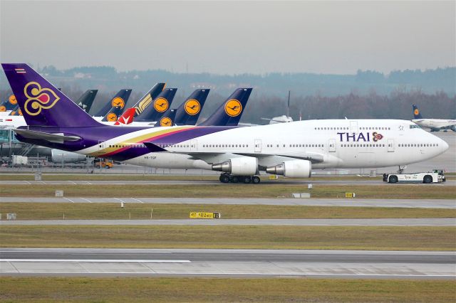 Boeing 747-400 (HS-TGF)