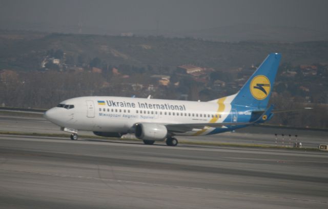 BOEING 737-300 (UR-GAW)