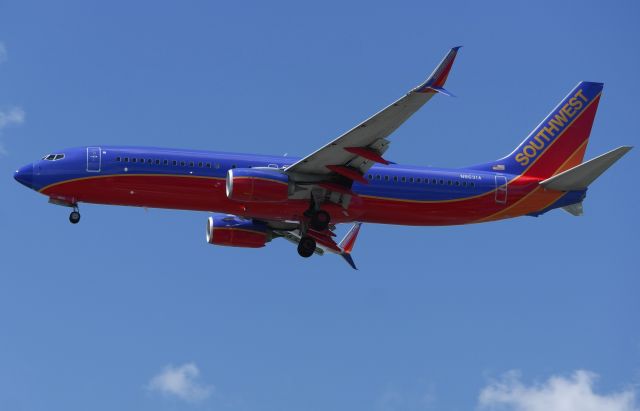 Boeing 737-800 (N8631A)