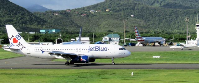 Airbus A319 (N586JB)