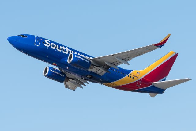 Boeing 737-700 (N776WN) - N776WNbr /B737 CN:30591br /SWA3929 FLL-MKEbr /2017-04-07 KFLL RWY 28Rbr /Photo:Rafael Zorrilla