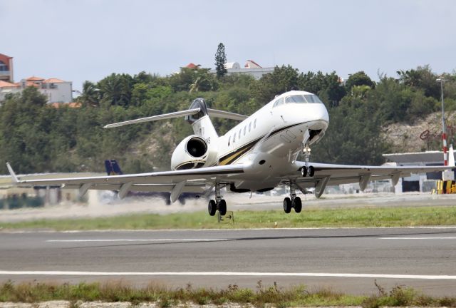 Bombardier Challenger 300 (N93NS)