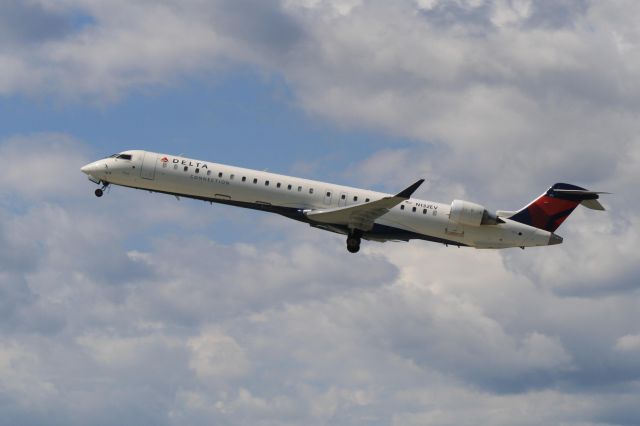 Canadair Regional Jet CRJ-900 (N132EV)