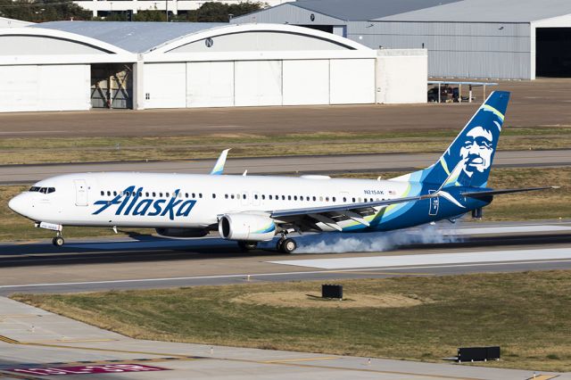 Boeing 737-900 (N215AK)