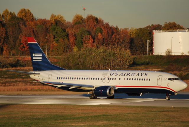 BOEING 737-400 (N454UW) - Lined-up and waiting 18C - 11/13/10