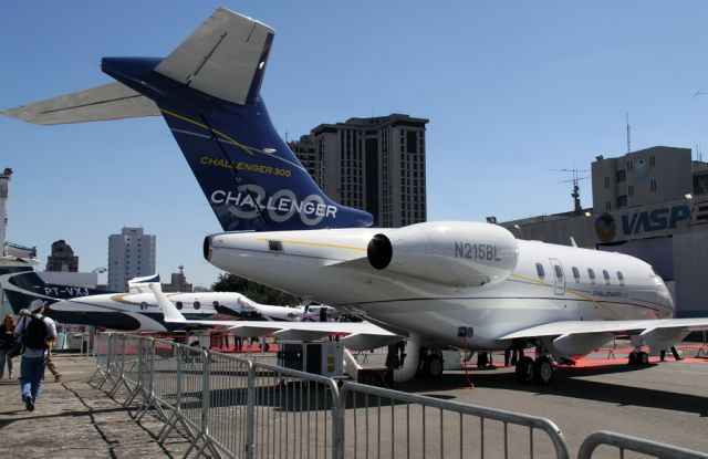 Bombardier Challenger 300 (N215BL)