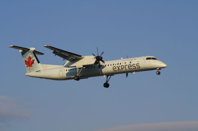 de Havilland Dash 8-400 (C-FSRN)