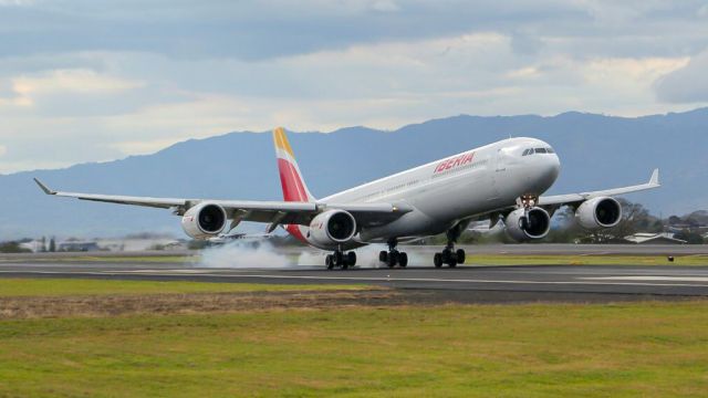 Airbus A340-600 (EC-IOB) - IBERIA ATERRIZANDO POR LA 07