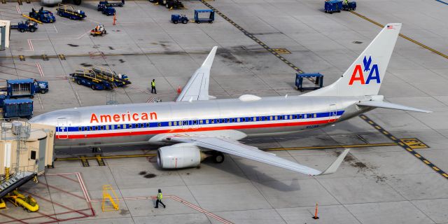 Boeing 737-800 (N921NN) - American Airlines 737-800 in Bare Metal Retro parked at PHX on 12/19/22. Taken with a Canon R7 and Tamron 70-200 G2 lens.