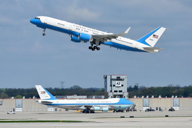 Boeing 747-200 (92-9000) - Both President Trump and V.P. Pence were in Indianapolis today (04-26-19) Here VP's aircraft departing first with AF1 in the background.