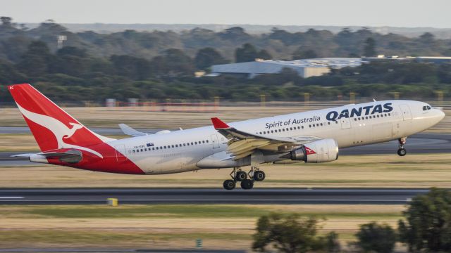 Airbus A330-200 (VH-EBC)