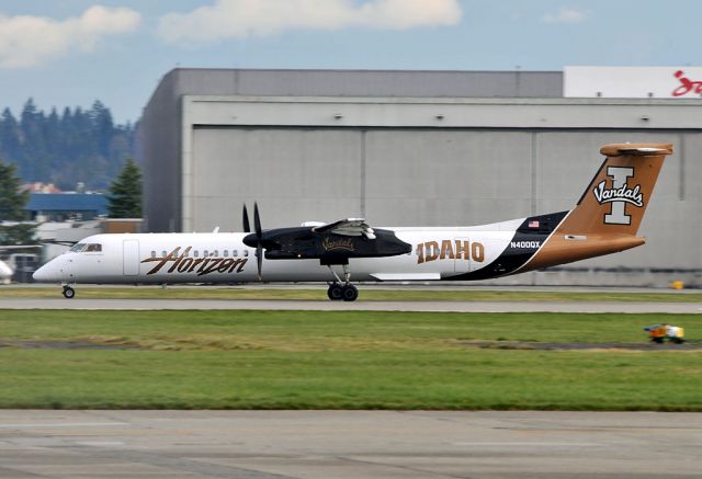 de Havilland Dash 8-400 (N400QX)