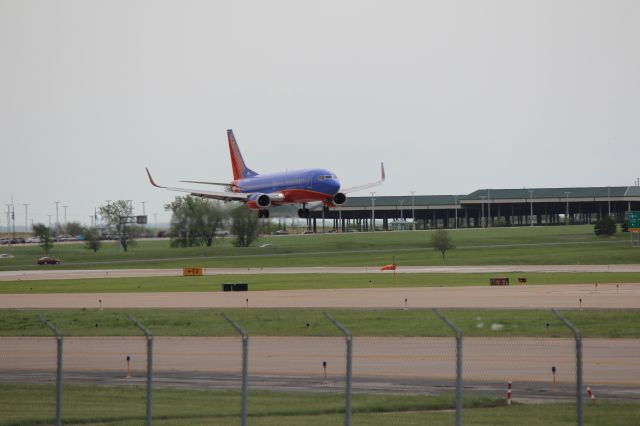 Boeing 737-700 (N379SW) - SWA 4505 from KDAL landing on 19L at KC,MO