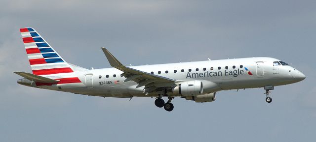 Embraer 170/175 (N246NN)