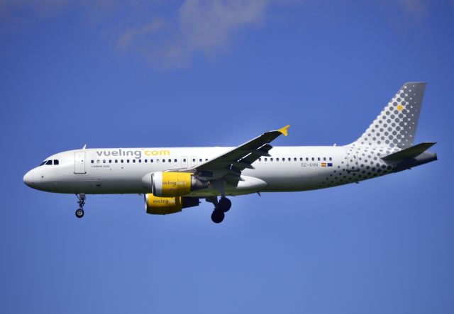 Airbus A320 (EC-KHN) - Vueling Airlines - A320-216 (EC-KHN) (Photo May 2016)