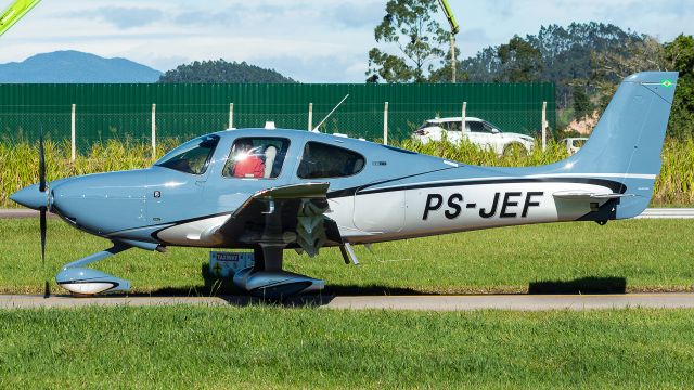 Cirrus SR-22 (PS-JEF)