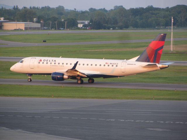 Embraer 170/175 (N632CZ) - A Delta Embraer 175 rolls onto the tarmac at KALB.