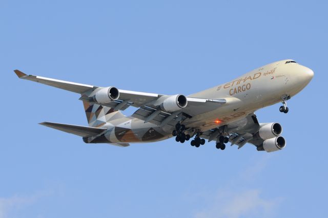 Boeing 747-400 (N476MC) - Atlas owned & operated Boeing 747-400 operating a auto parts charter in to IND. Landing 23-R. Unfortunately, it was a late afternoon arrival, and the sun was right on the nose, but what a beautiful aircraft.